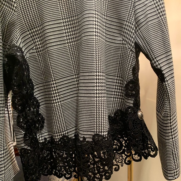 Zara top black in white with black embroidery. Excellent condition - Picture 4 of 8